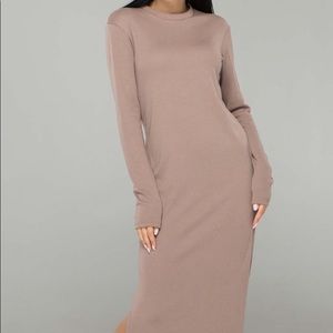 New ribbed sweater midi dress in beige color with long sleeves and small leg cut